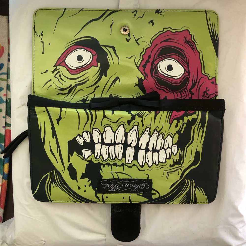 Iron Fist Green Zombie Stomper Wallet - Picture 3 of 12